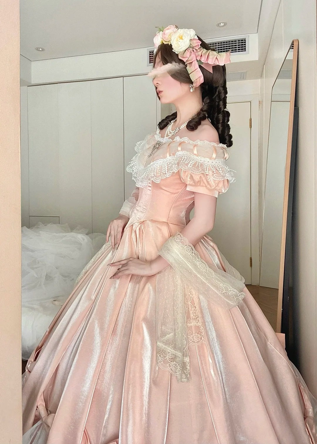 Pfirsichrosa Satin-Ballkleid im viktorianischen Lolita-Stil mit schulterfreiem Ausschnitt: Satinstoff, Spitzenschleife, Retro-Ballkleid-Silhouette, formelles Kleid für Teepartys gh6735