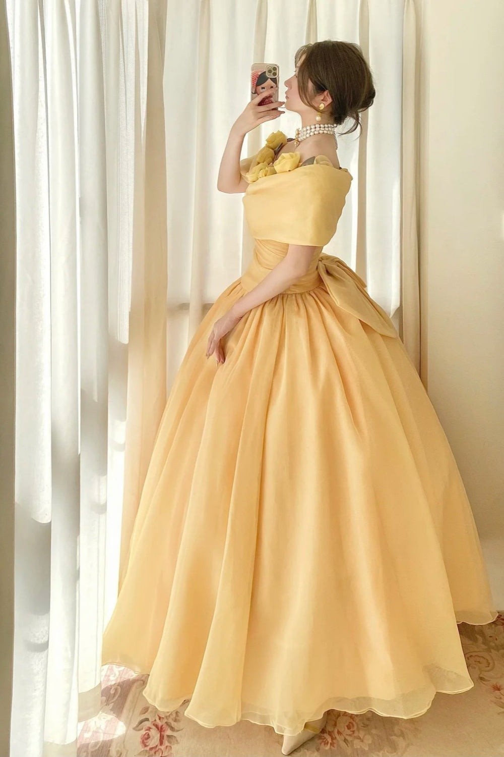 Cremefarbenes, gelbes Organza-Ballkleid in Bodenlänge mit schulterfreiem Ausschnitt und 3D-Rosenapplikation im viktorianischen Stil (gh6736)
