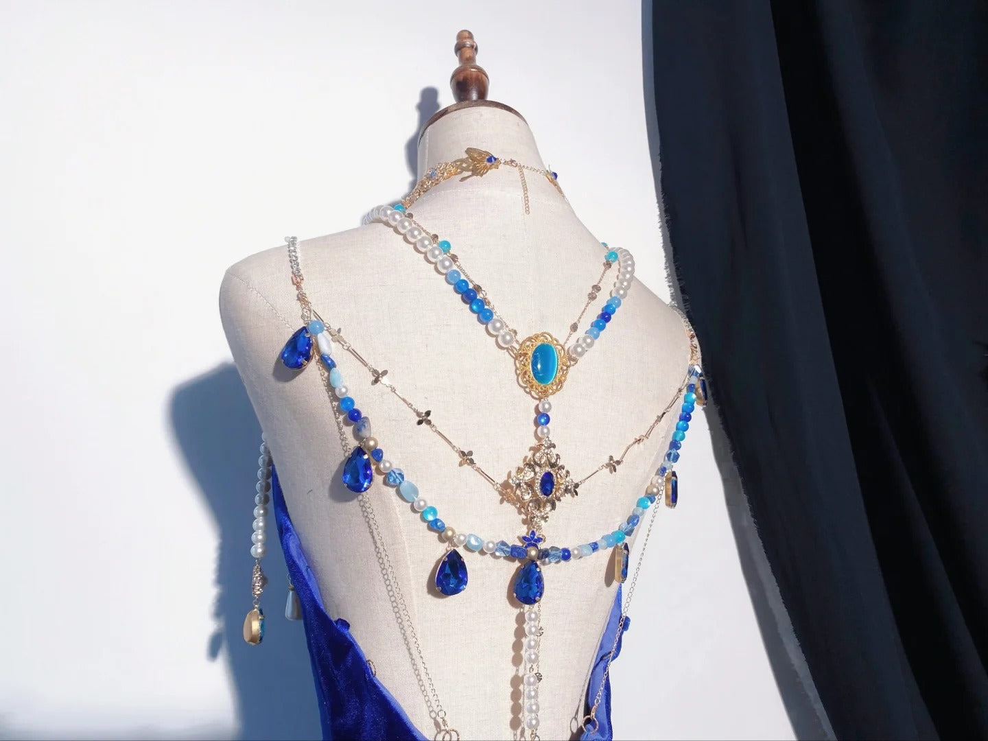 Robe de soirée élégante et délicate, bordeaux, bretelles spaghetti, longue, volantée, en velours, gh4170