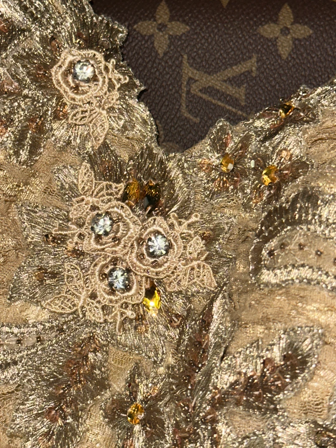Robe de soirée courte en dentelle champagne avec appliques et perles gh4389
