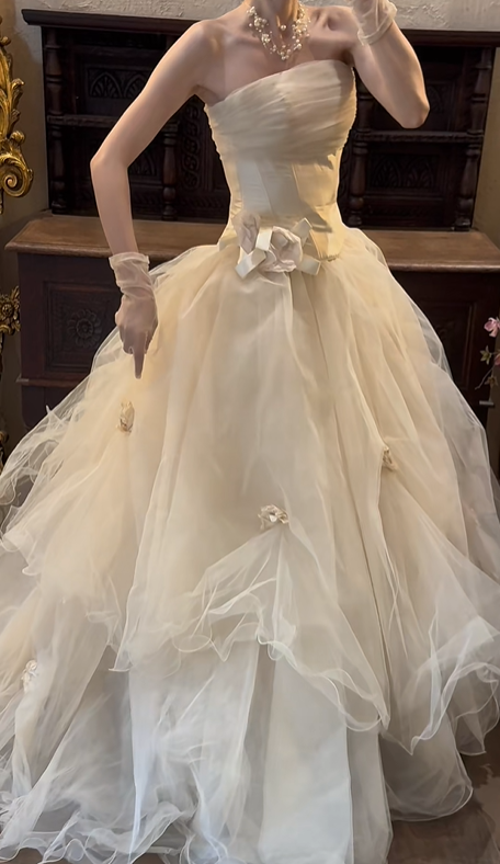 Cream Apricot Strapless Vintage Wedding Gown, Draped Bodice Satin Bow 3D Floral Ruffled Tulle A‑Line Train Bridal Dress gh9060