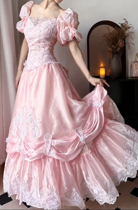 Pink‑Vintage‑Ball‑Gown Square‑Neck‑Puff‑Sleeves White‑Lace‑Appliqué‑Bodice Satin‑Voluminous‑Princess‑Skirt 3D‑Lace‑Bow‑Details Rococo‑Prom‑Bridal‑Evening‑Dress gh8850