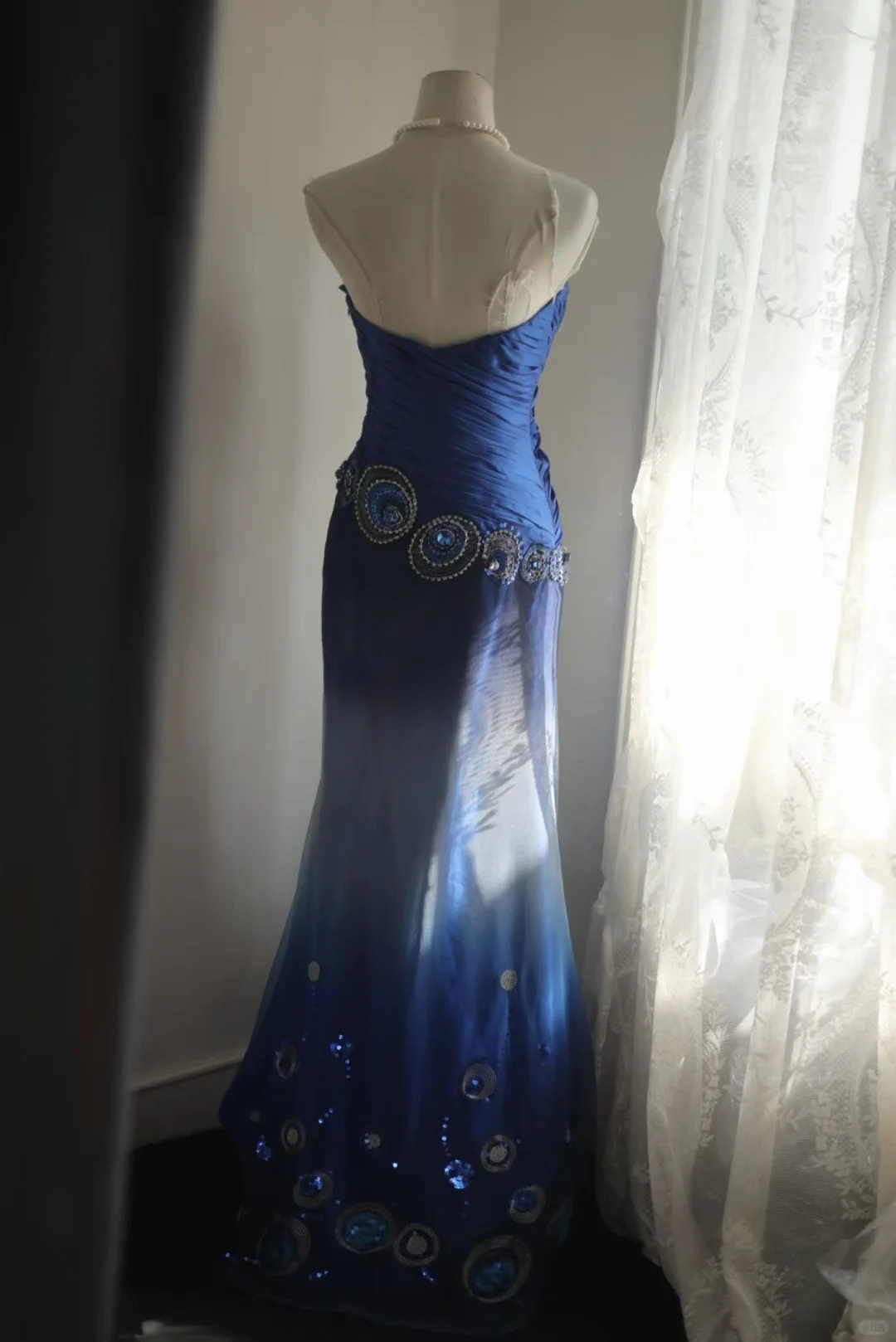 Strapless Navy Ombre Mermaid Evening Gown, Draped Bodice Large Bow Peacock‑Motif Beaded Sequin Appliqué Gradient Tulle Formal Prom Dress gh9119