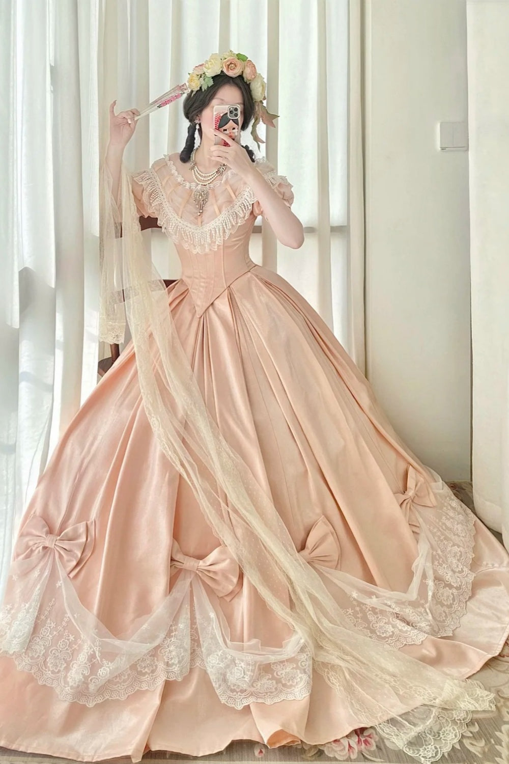 Pfirsichrosa Satin-Ballkleid im viktorianischen Lolita-Stil mit schulterfreiem Ausschnitt: Satinstoff, Spitzenschleife, Retro-Ballkleid-Silhouette, formelles Kleid für Teepartys gh6735