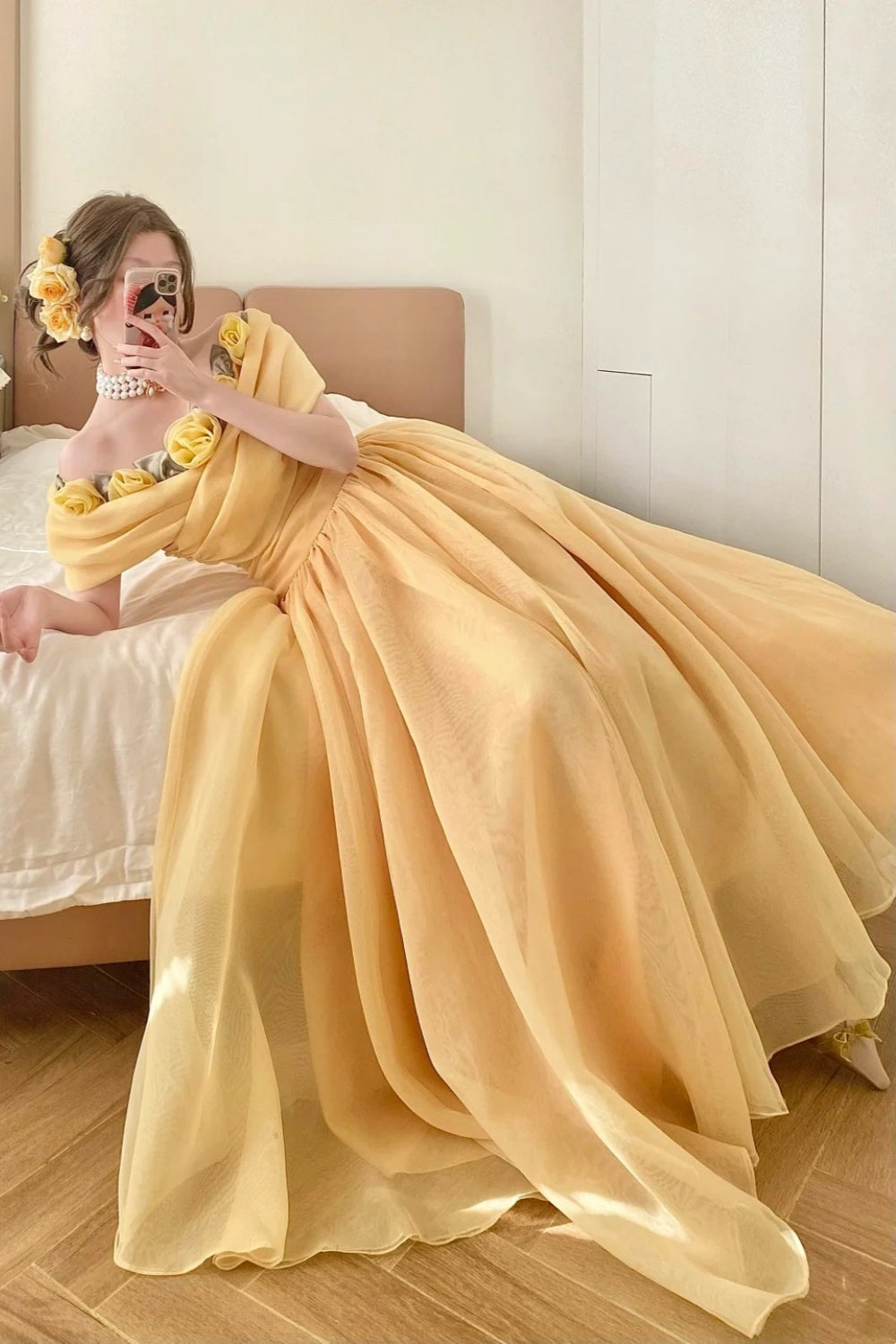 Cremefarbenes, gelbes Organza-Ballkleid in Bodenlänge mit schulterfreiem Ausschnitt und 3D-Rosenapplikation im viktorianischen Stil (gh6736)