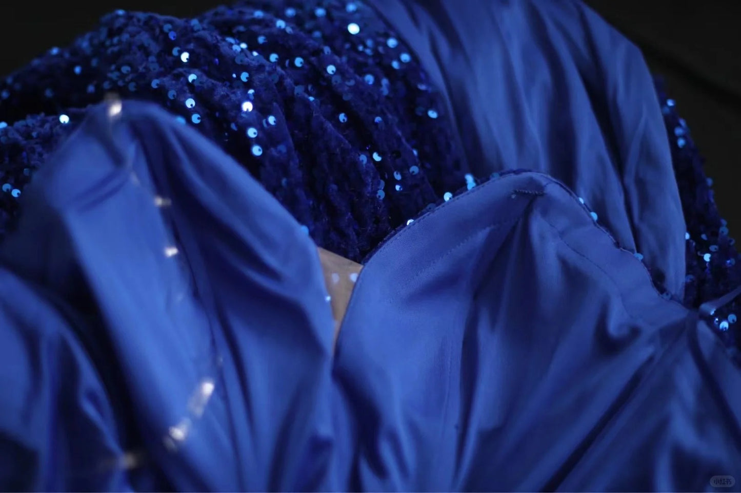 Königsblaues Fischschwanz-Abendkleid aus Samt mit Pailletten und Perlen, seitlicher Schlitz, plissiert, für Hochzeiten, Zeremonien, Geburtstagsfeiern, gh4326