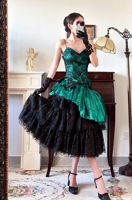 Peacock‑Green‑Vintage Spaghetti‑Strap‑Sweetheart Green‑Black‑Lace‑Bodice Asymmetric‑Contrast‑Layered‑Skirt Glossy‑Green‑Ruffle Multi‑Tier‑Black‑Lace‑Midi Evening Prom Gown gh8819