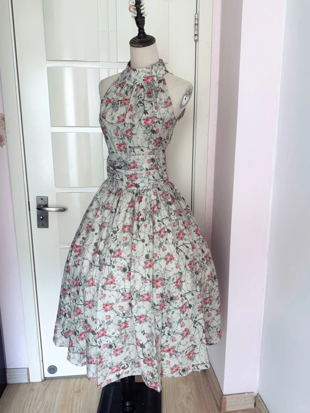 Vintage Halter Neck Floral Midi Dress, Sleeveless Off‑Shoulder High Halter Collar Wide Waistband Full Pleated Swing Skirt Rose Print Cocktail Gown gh9087