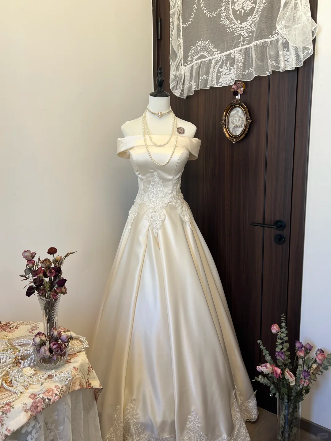 Weißes, zartes, florales Applikations-Lang-Satin-Ballkleid, Abendkleid, Brautkleid gh4292