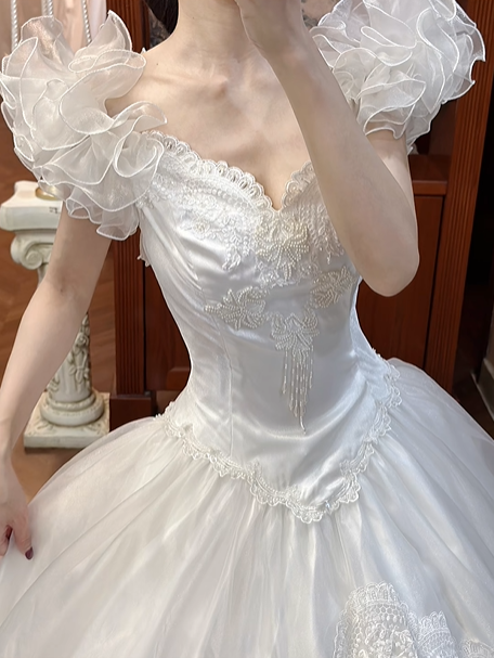 White Vintage Tulle Ball Gown Wedding Prom Dress, V‑Neck Ruffled Puff Sleeves, Lace Beaded Tassel Bodice, Multi‑Layer Curled Ruffle Cake Skirt gh8698
