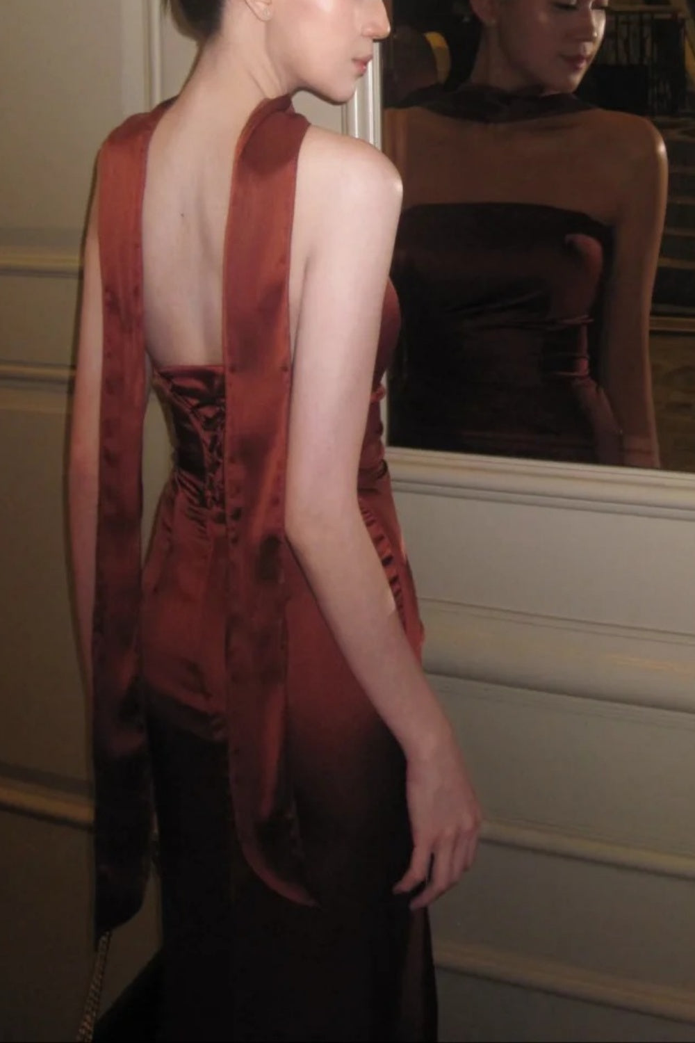 Karamellbraunes, rückenfreies Maxi-Abendkleid aus Satin mit Neckholder und Schlitz (gh6745)