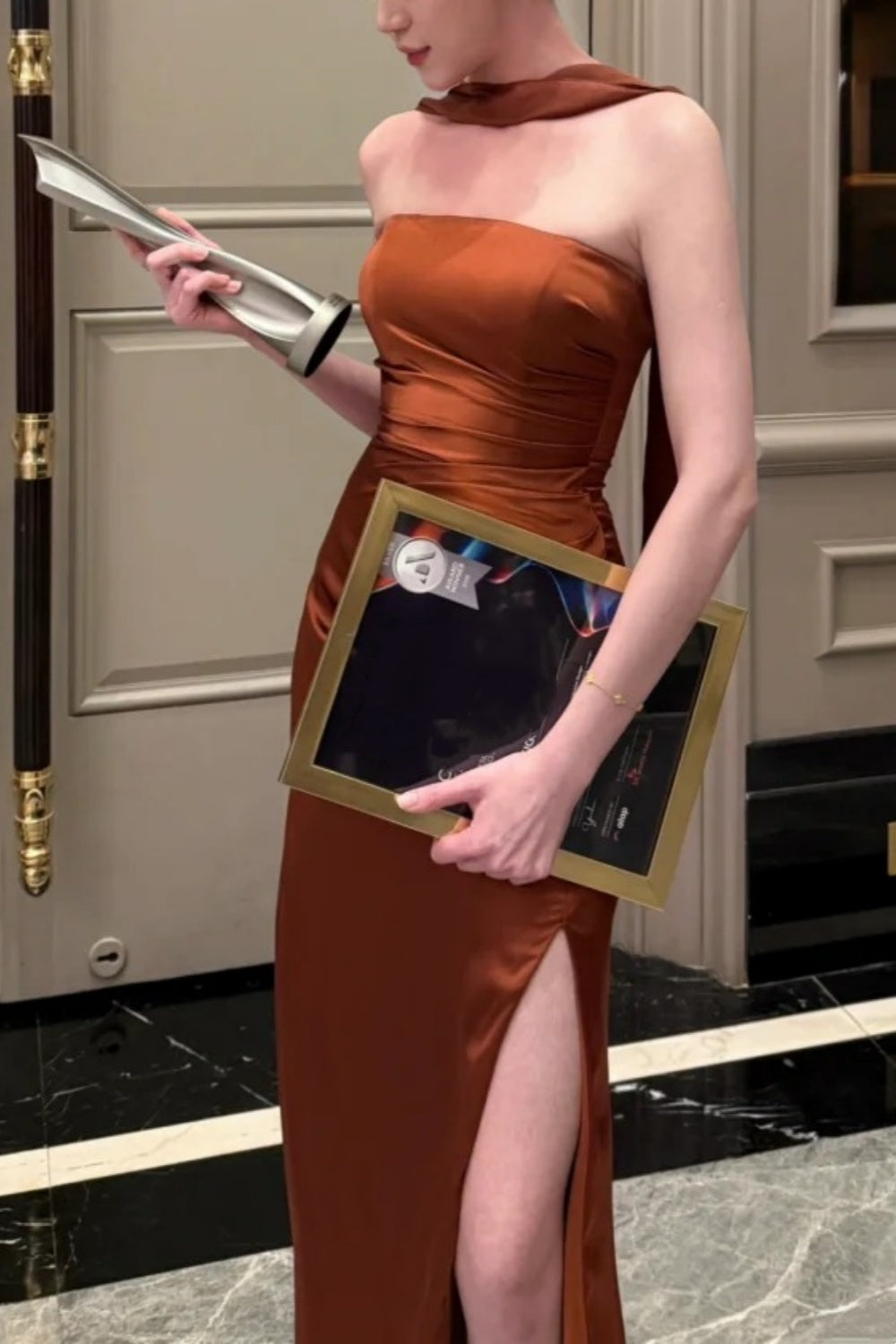 Karamellbraunes, rückenfreies Maxi-Abendkleid aus Satin mit Neckholder und Schlitz (gh6745)