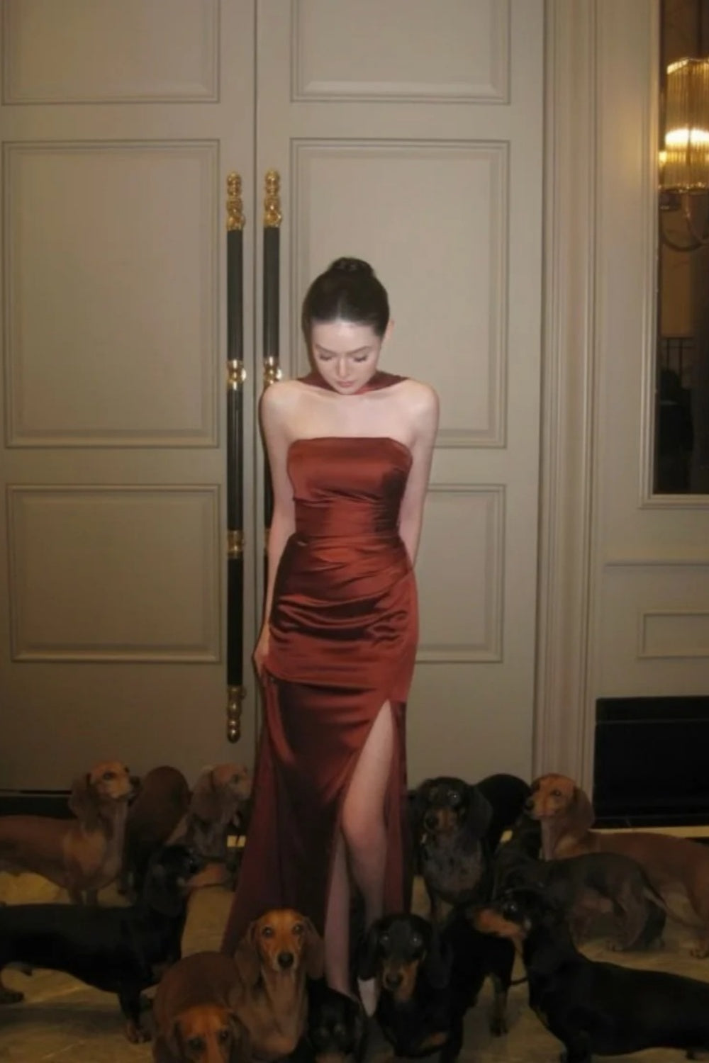 Karamellbraunes, rückenfreies Maxi-Abendkleid aus Satin mit Neckholder und Schlitz (gh6745)