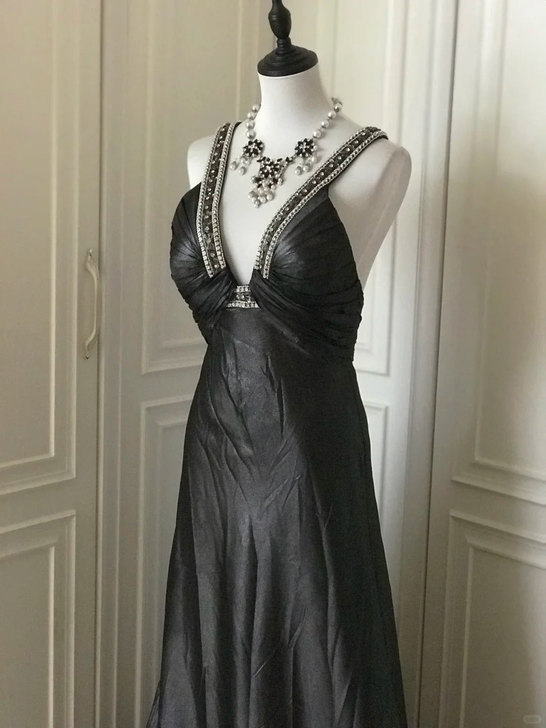 ✨🖤Robe de soirée longue en satin à col en V profond et perles noires, style cygne noir vintage Downton Abbey gh4390