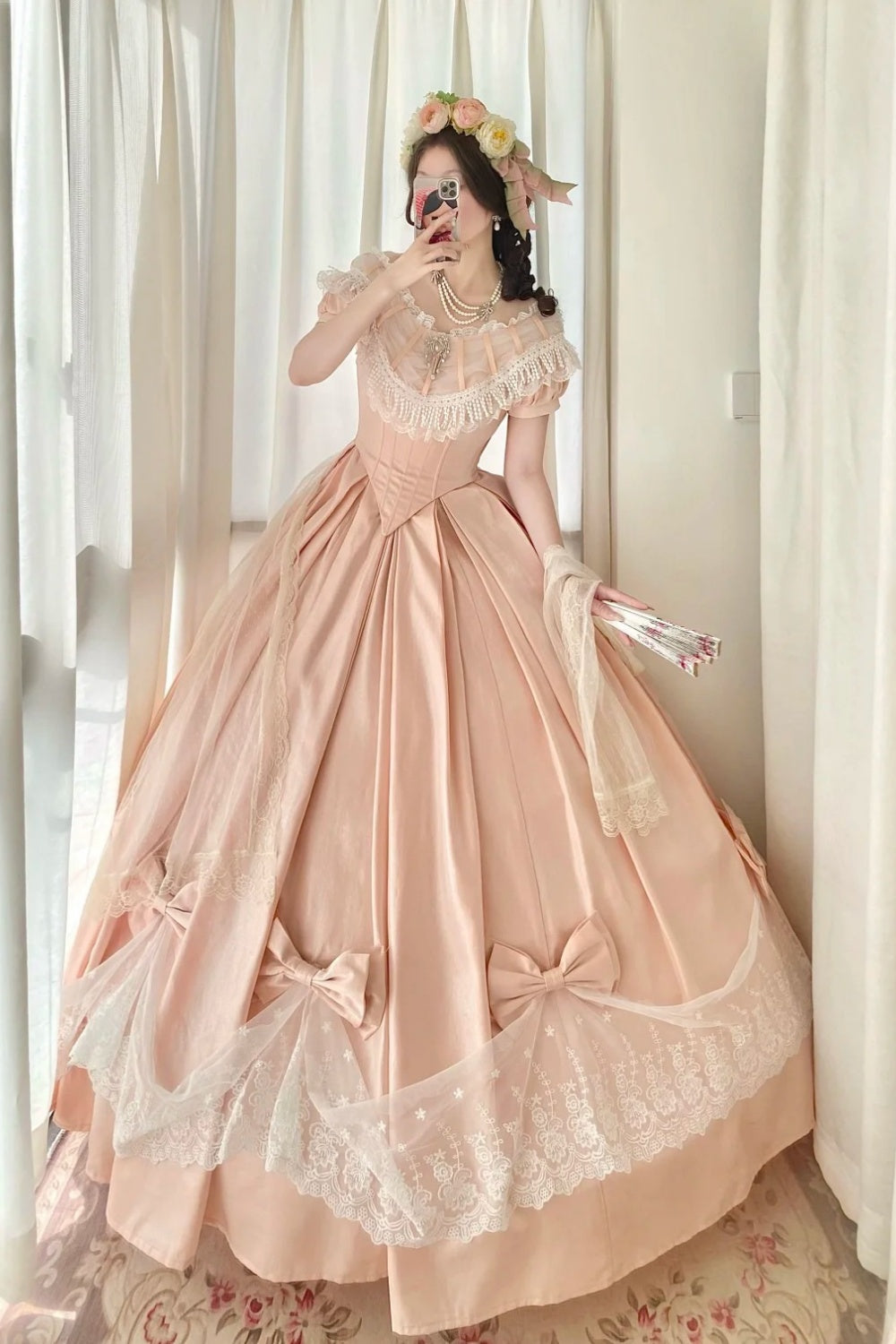 Pfirsichrosa Satin-Ballkleid im viktorianischen Lolita-Stil mit schulterfreiem Ausschnitt: Satinstoff, Spitzenschleife, Retro-Ballkleid-Silhouette, formelles Kleid für Teepartys gh6735