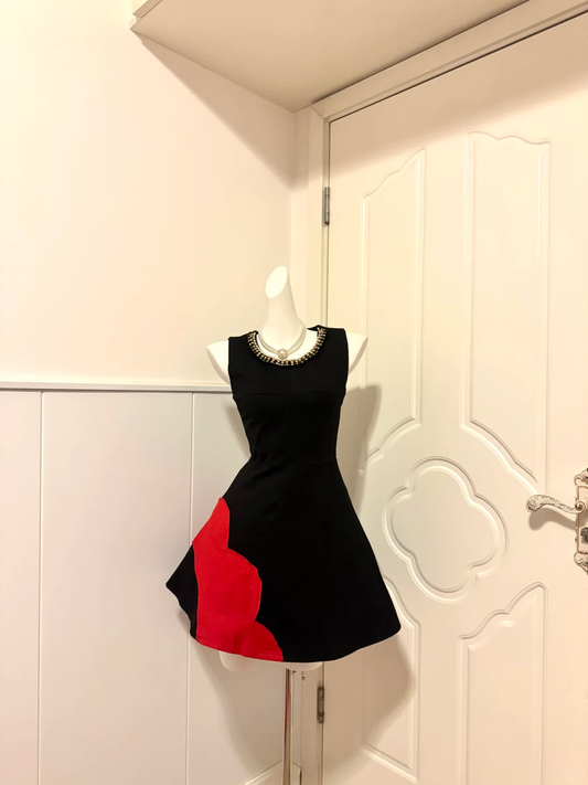 Black Sleeveless Short Homecoming Cocktail Dress, Beaded Round Neck, A‑Line Skirt with Large Red Floral Print gh9144