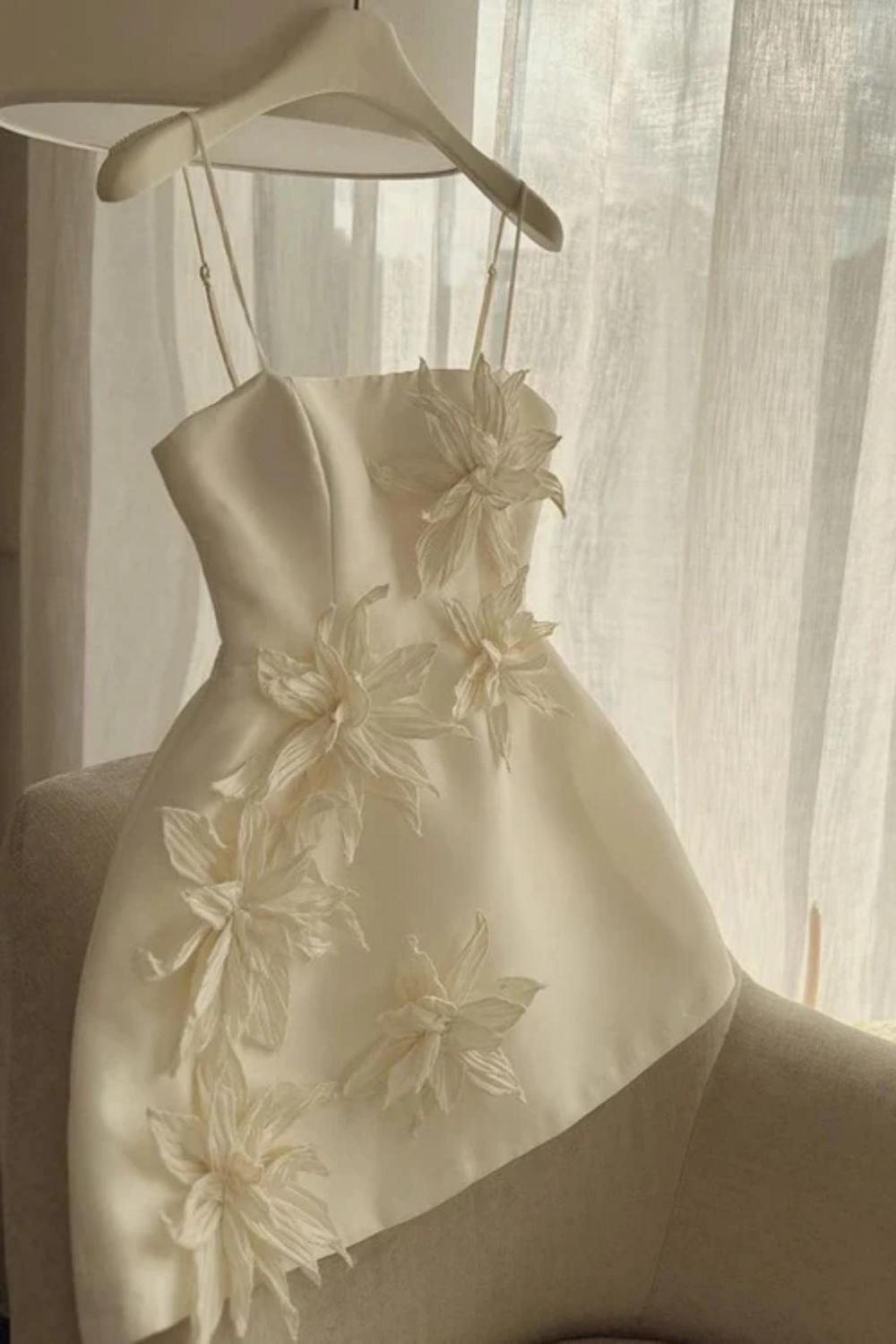 Girlhomeshops - Robe de soirée courte en satin blanc à fleurs, robe de fête d'anniversaire gh5459