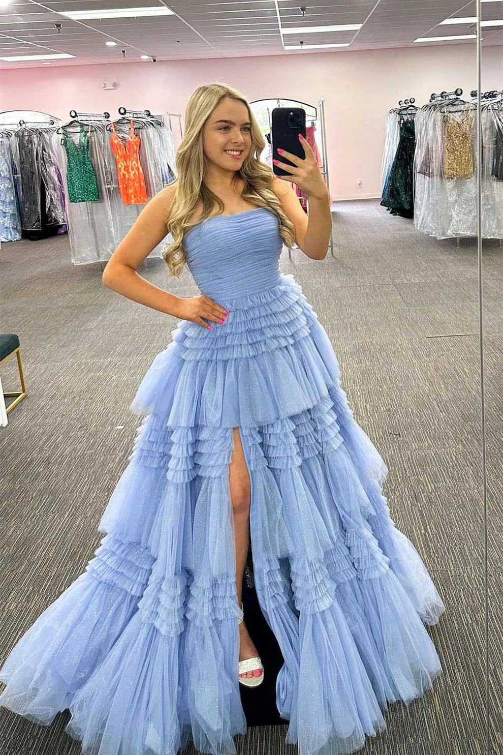 Robe de bal longue en tulle sans bretelles avec volants à plusieurs niveaux gh2676