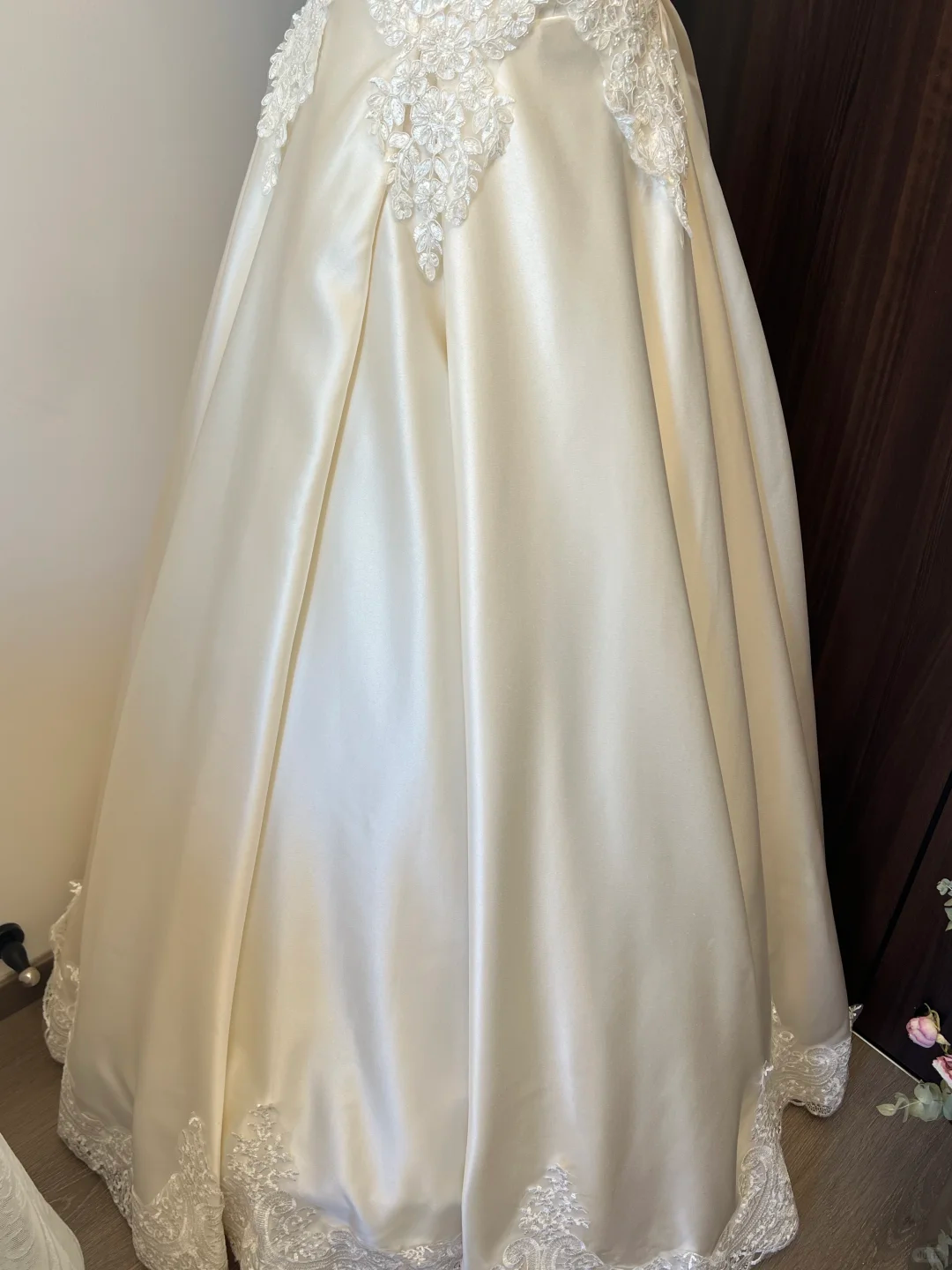 Weißes, zartes, florales Applikations-Lang-Satin-Ballkleid, Abendkleid, Brautkleid gh4292