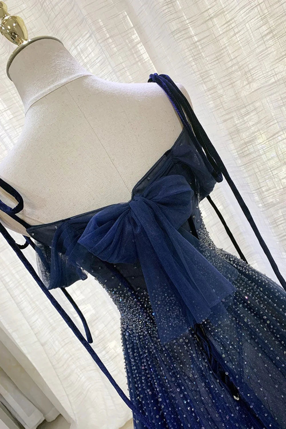 Dunkelblaues, wunderschönes, glänzendes Pailletten-Abendkleid aus langem, elegantem Tüll gh2578