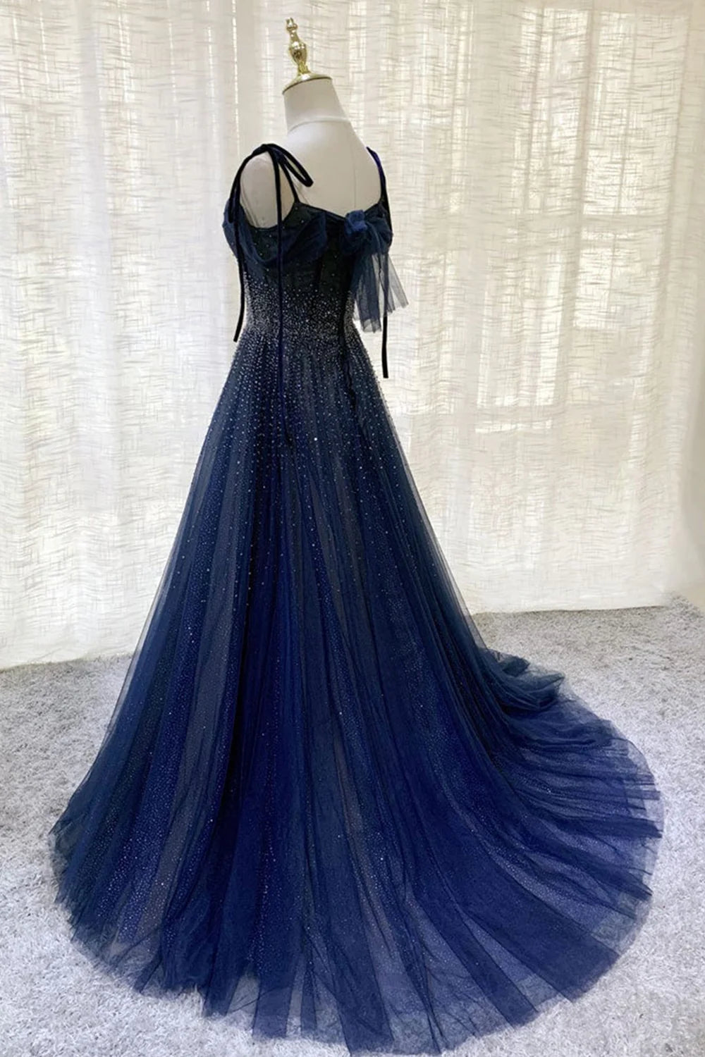 Dunkelblaues, wunderschönes, glänzendes Pailletten-Abendkleid aus langem, elegantem Tüll gh2578