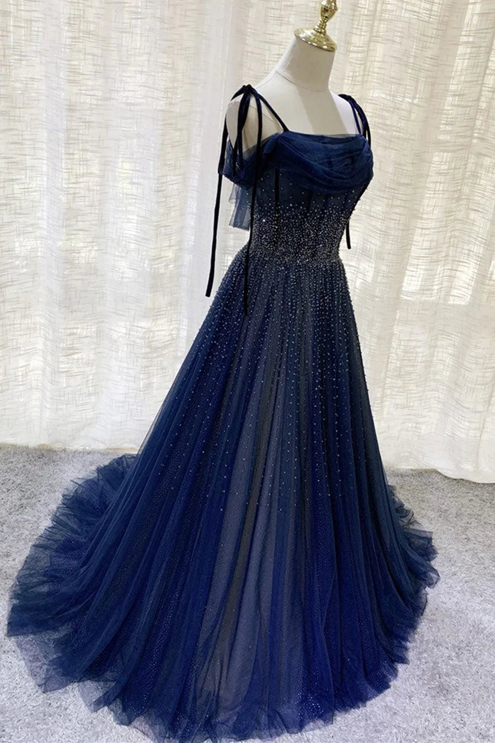 Dunkelblaues, wunderschönes, glänzendes Pailletten-Abendkleid aus langem, elegantem Tüll gh2578