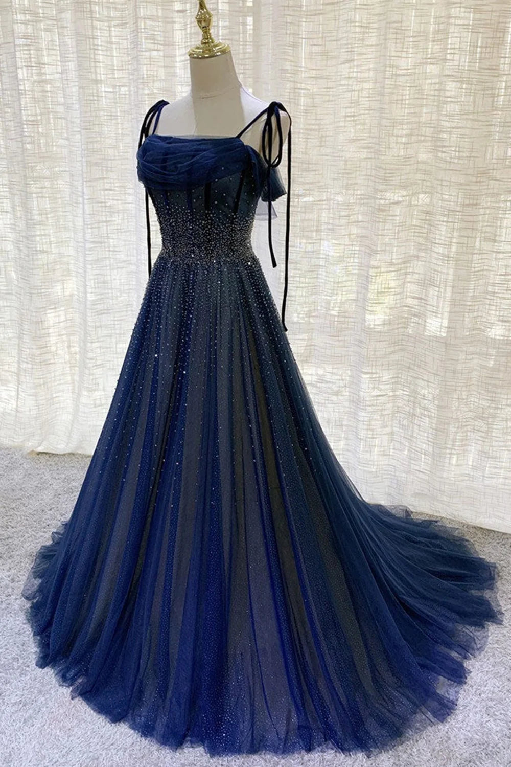 Dunkelblaues, wunderschönes, glänzendes Pailletten-Abendkleid aus langem, elegantem Tüll gh2578