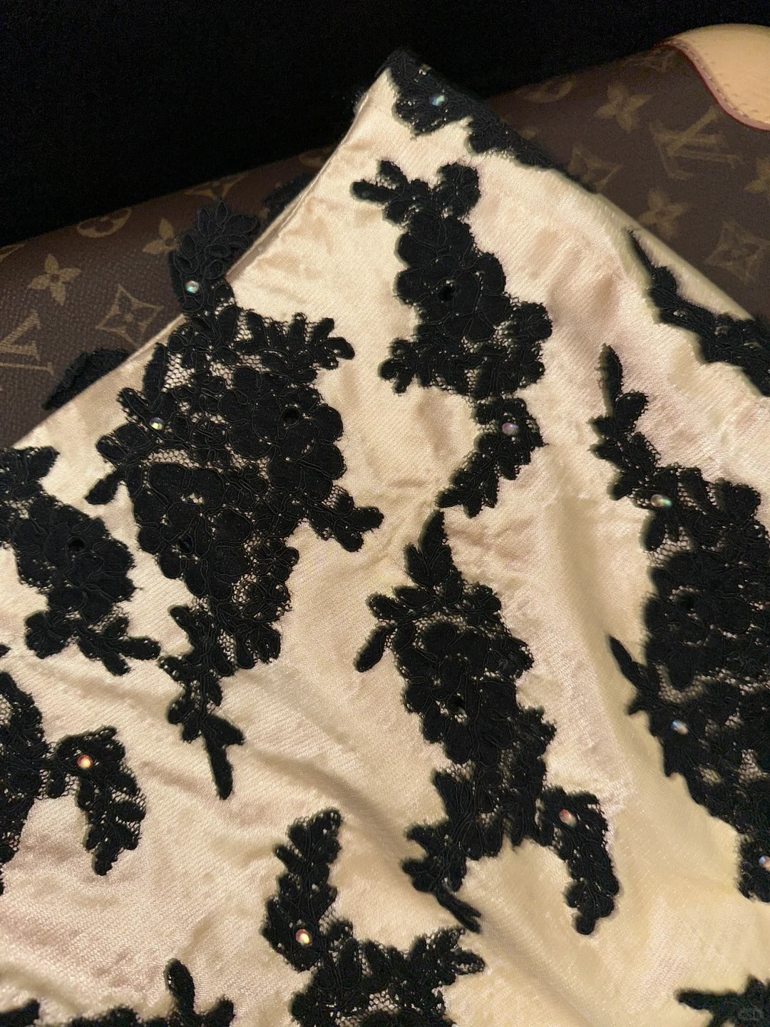 Robe de soirée longue en satin noir champagne avec appliques florales gh4423