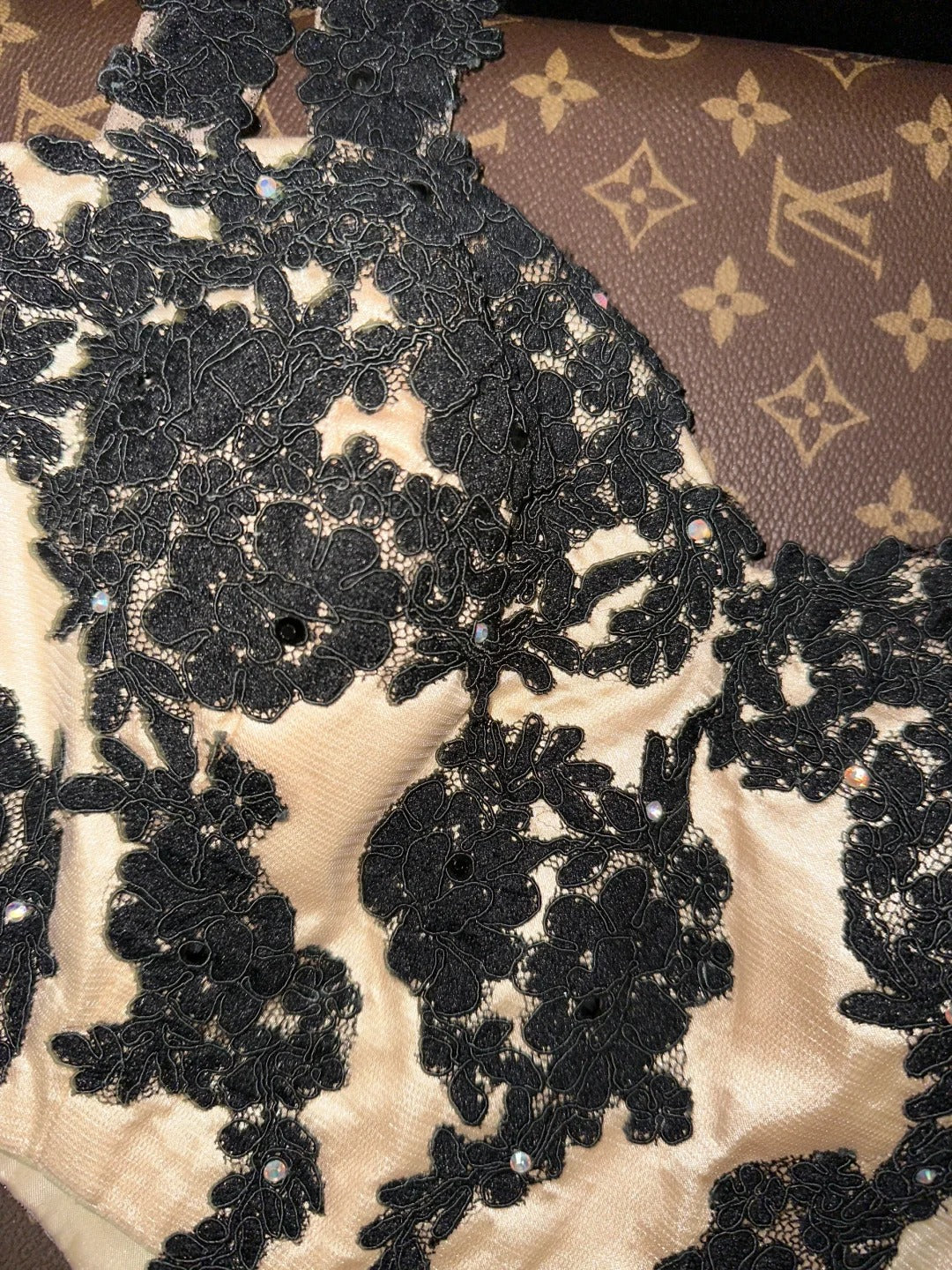 Robe de soirée longue en satin noir champagne avec appliques florales gh4423