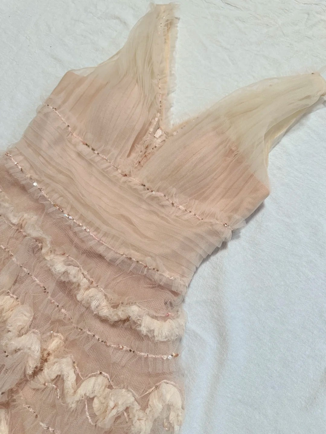 girlhomeshops - Robe midi sans manches en tulle rose nude avec sequins et motifs texturés 3D gh6312