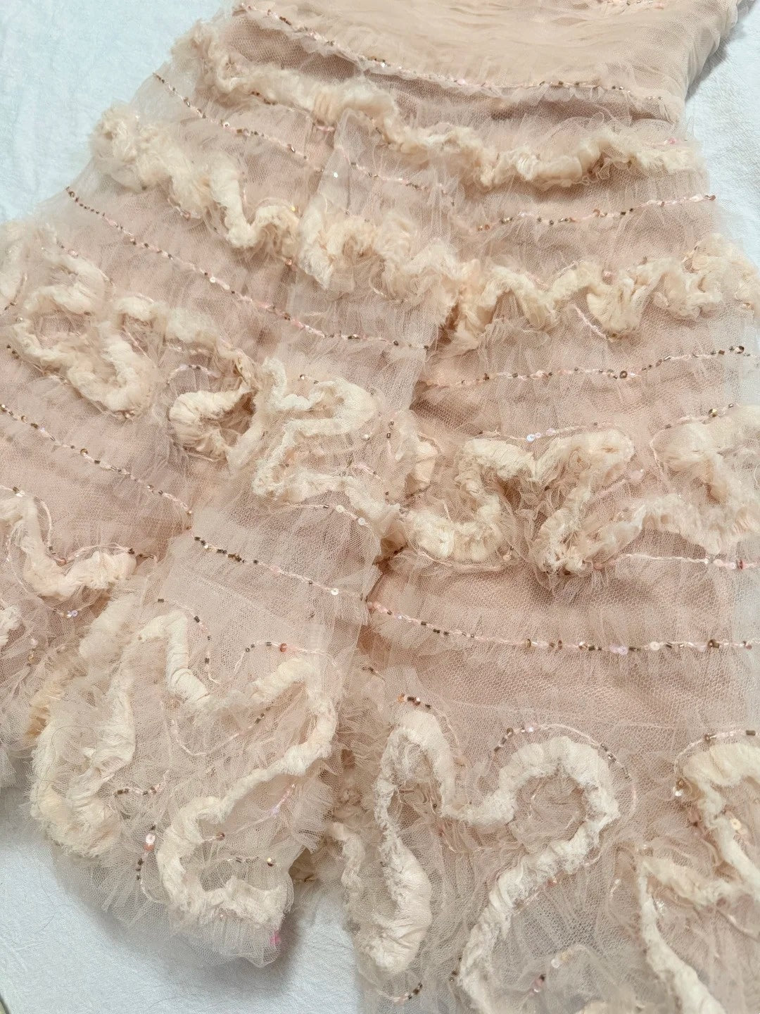 girlhomeshops - Robe midi sans manches en tulle rose nude avec sequins et motifs texturés 3D gh6312