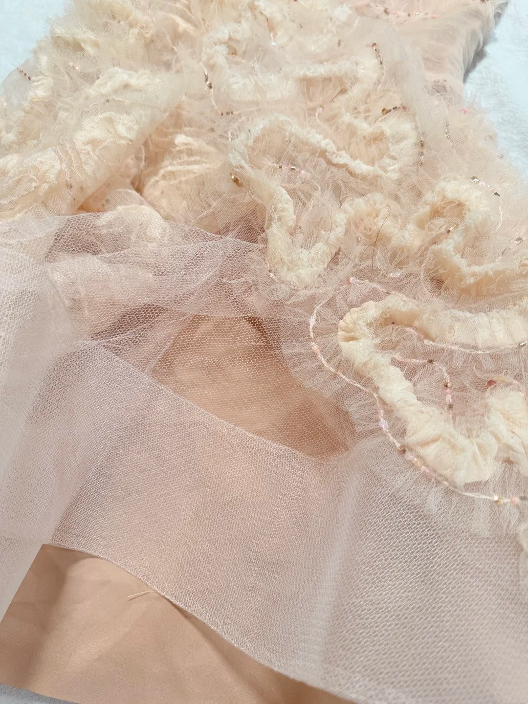 girlhomeshops - Robe midi sans manches en tulle rose nude avec sequins et motifs texturés 3D gh6312
