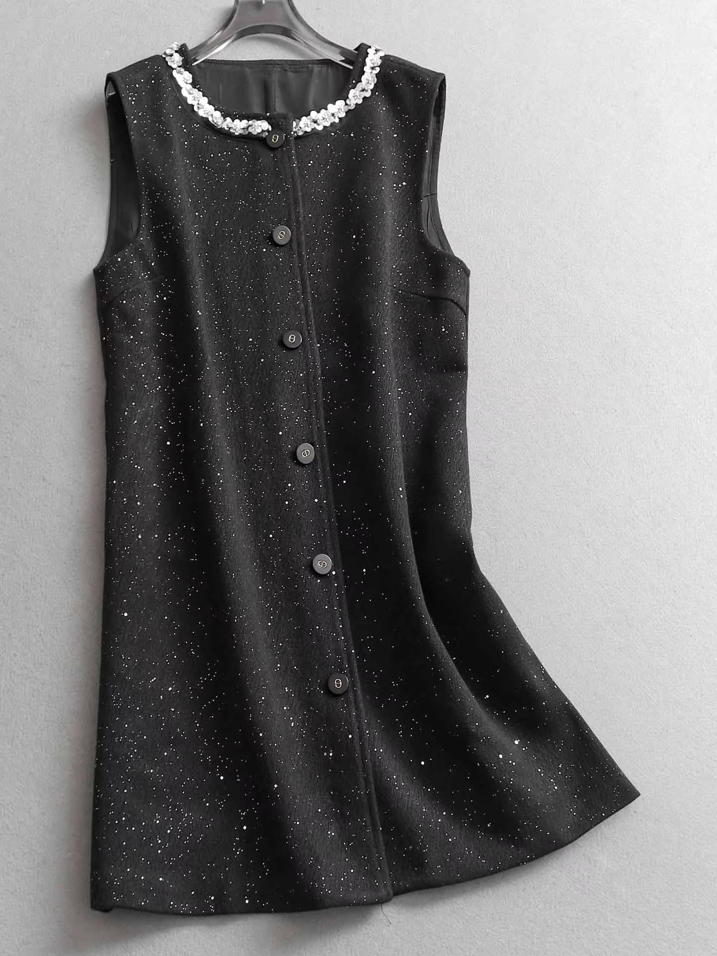 Schwarzes, mit Strasssteinen besetztes, elegantes Tweed-Kleid in Midi-Länge mit Rundhalsausschnitt und Knopfleiste. Artikelnummer: 11308