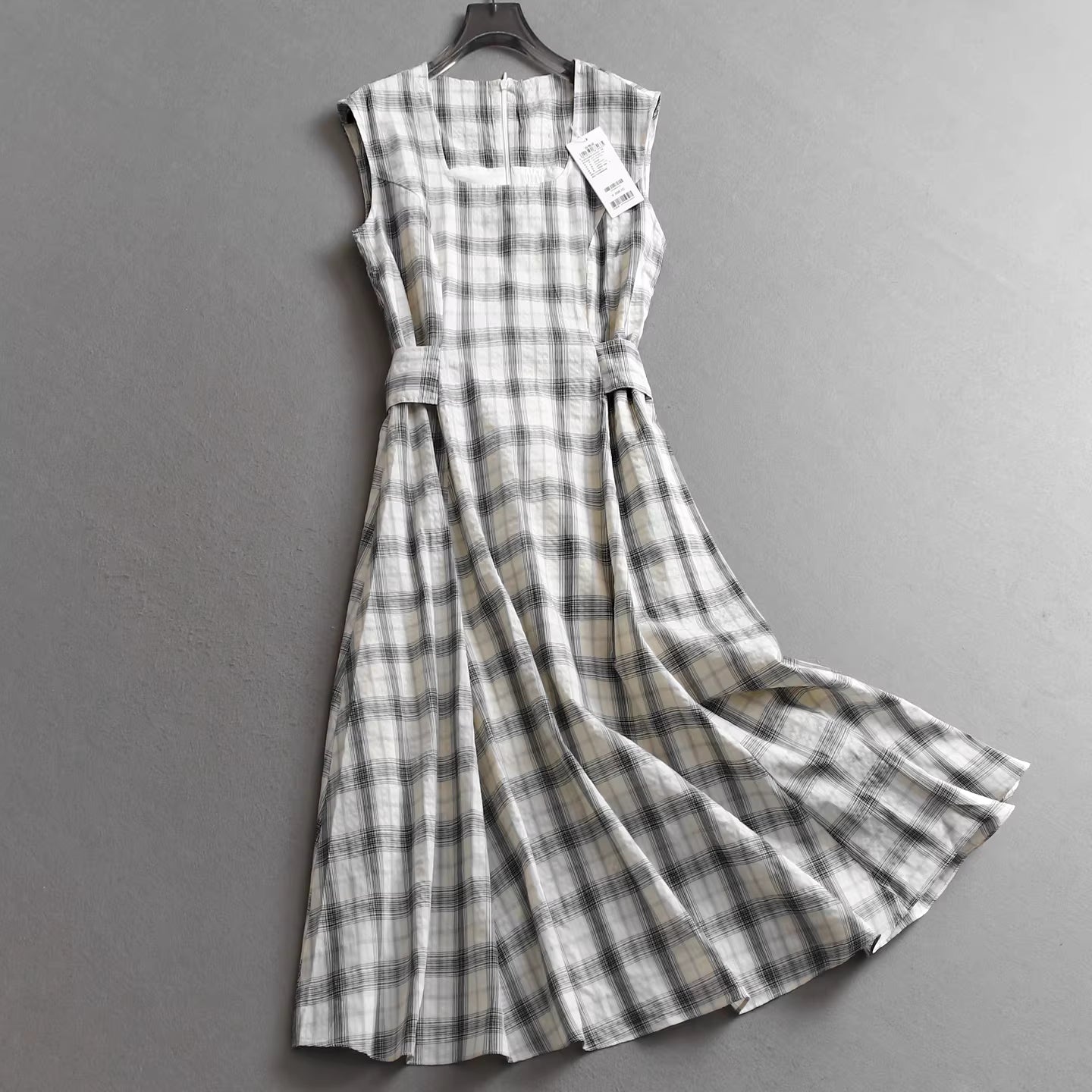 Ärmelloses Westenkleid mit Farbblock-Karomuster, taillierter Faltenpartie, schmeichelhaftem eckigem Ausschnitt und figurbetonter Silhouette – der neue Sommer-Style. 11339