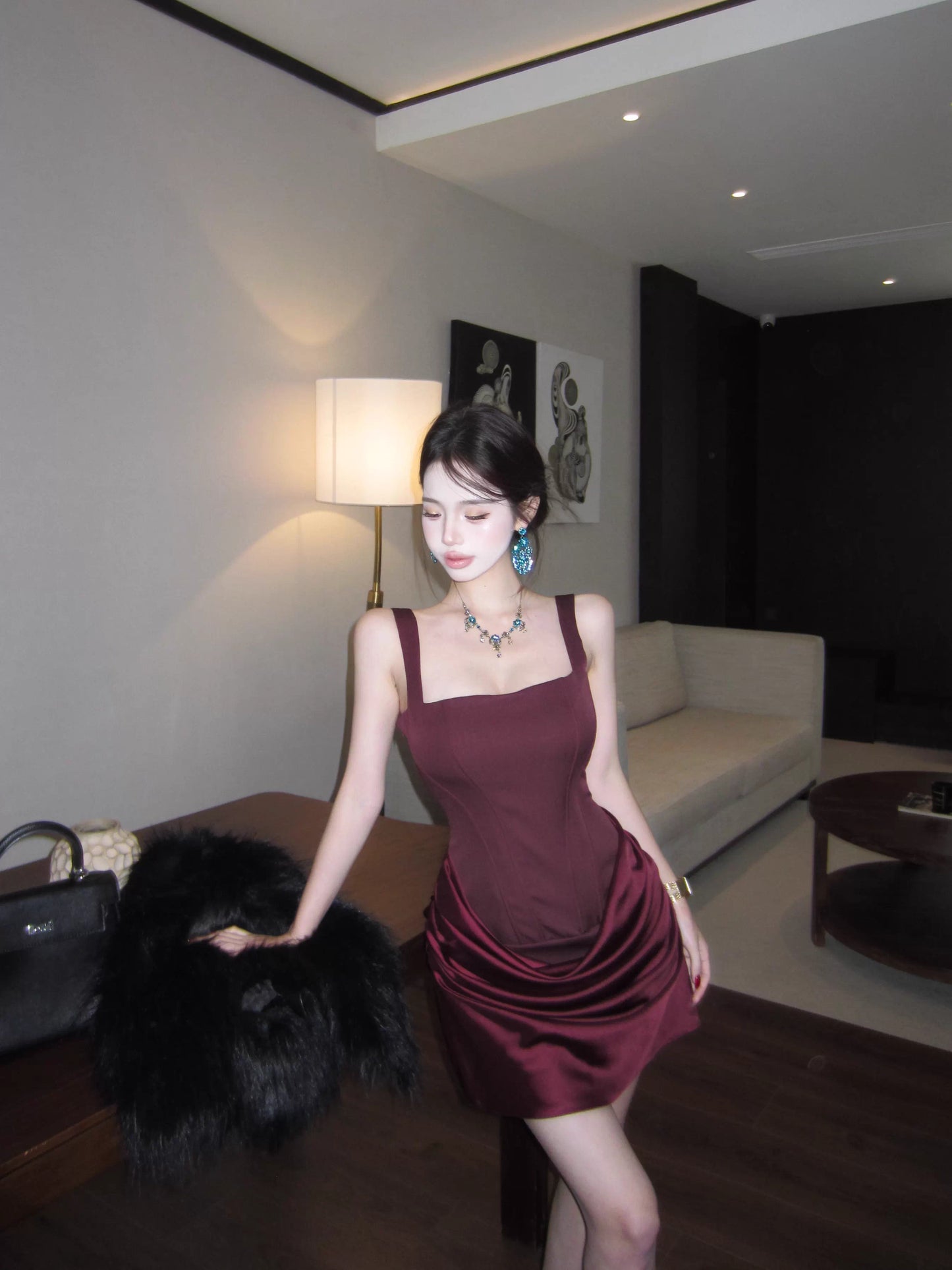 Sexy und figurbetontes Kleid mit Fischgrätenmuster und taillierter Passform, ein neues, elegantes High-End-Kleid. 11453