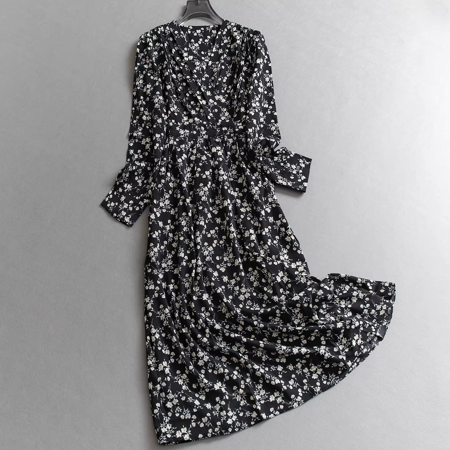 Schwarzes Chiffonkleid mit Blumenmuster, V-Ausschnitt, langen Ärmeln und taillierter Passform sowie Bindeband in der Taille – ein modisches Teekleid für den Herbst. 11326