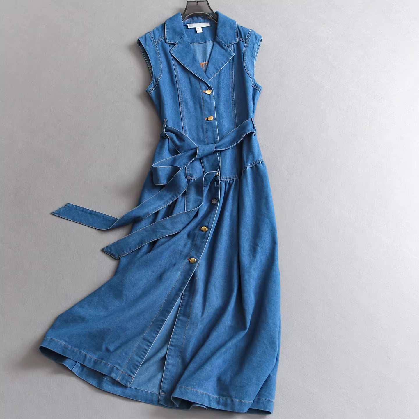 Ärmelloses Jeanskleid im Retro-Stil mit Kragen, neuer Herbsttrend, langes Kleid mit Taillengürtel für Damen. 11329