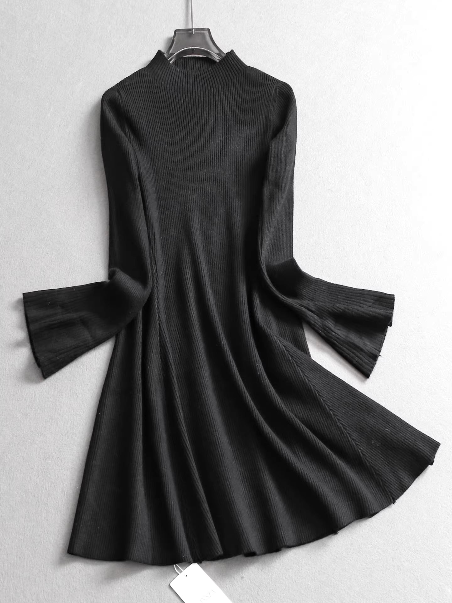 Einfarbiges, hochgeschlossenes, figurbetontes Strickkleid mit Glockenärmeln, tailliertes Damenkleid für Herbst und Winter. 11322