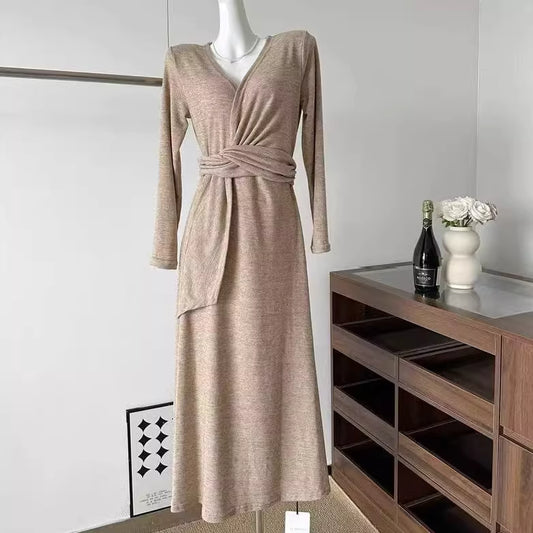 French-style mature and sophisticated V-neck long-sleeved dress, new early spring design, with a tie-up slit, waist-cinching, hip-hugging long skirt.  11455