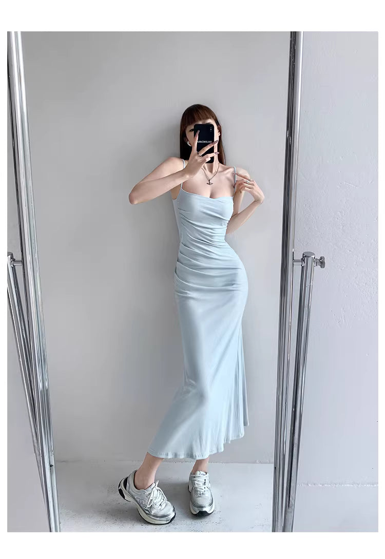 A natural air of wealth / A form-fitting, figure-hugging, bodycon midi dress with a cinched waist 11477