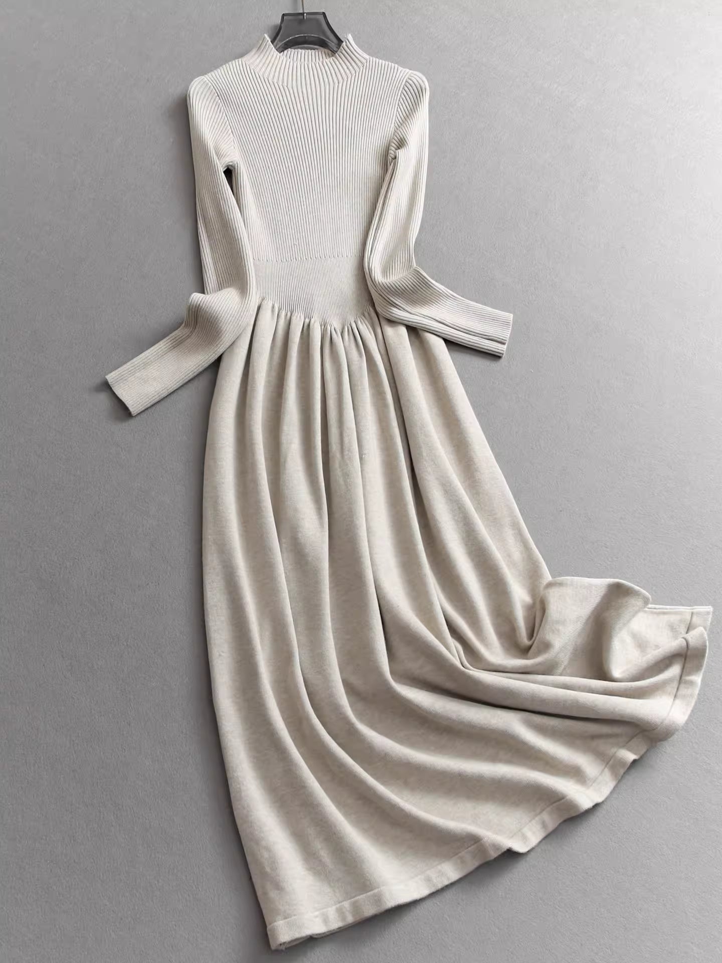 Elegantes und raffiniertes, hochgeschlossenes, figurbetontes Strickkleid mit langen Ärmeln und Stretchanteil, perfekt zum Tragen unter einem Unterkleid 11300