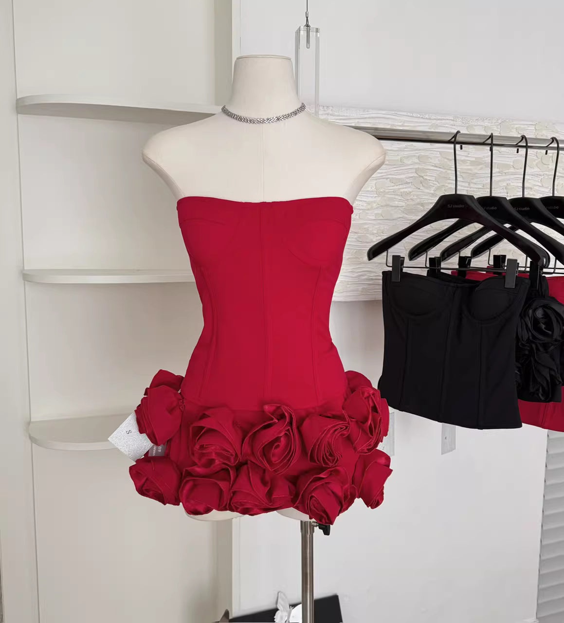 Sexy, figurbetonter Hosenanzug im französischen Stil mit ärmellosem Tube-Top und rosengemustertem Bodycon-Rock für die High Society 11498