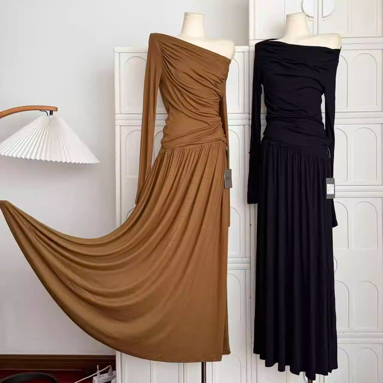 Robe plissée automne pour femme, style chic et minimaliste, longue, asymétrique à une épaule, référence 11452