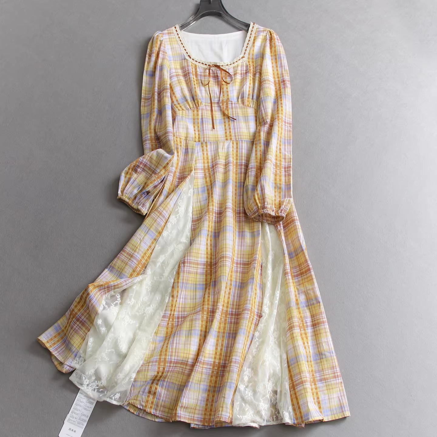 Robe longue élégante à carreaux, taille cintrée, col carré et bordure en dentelle, collection automne, manches longues, pour femme, référence 11327