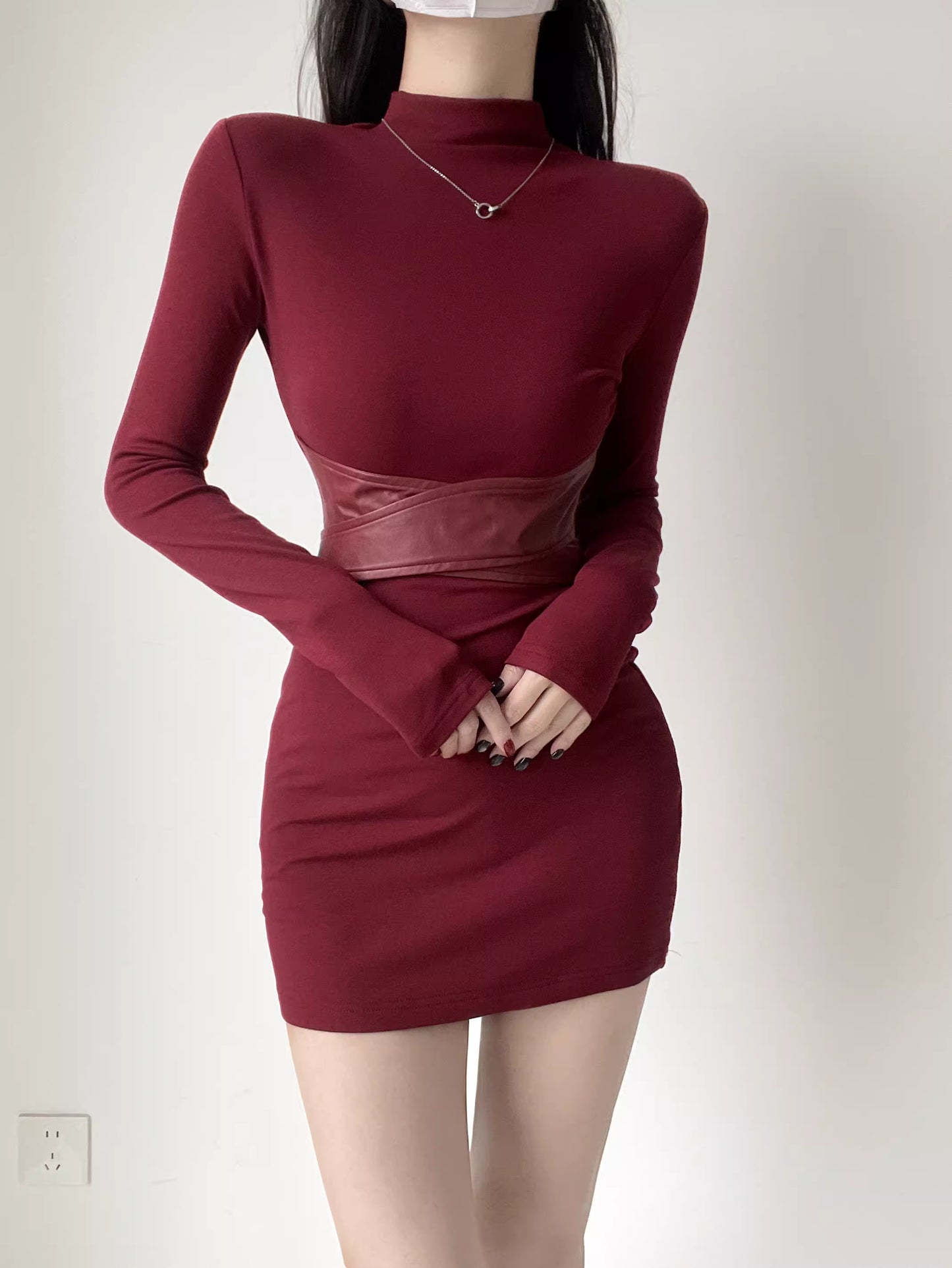 Bequemes, langärmeliges, figurbetontes Kleid mit Fleecebesatz, hohem Kragen, Lederbesatz, Schnürung in der Taille und schlankmachendem Design – perfekt als Baselayer oder kurzer Rock. 11405