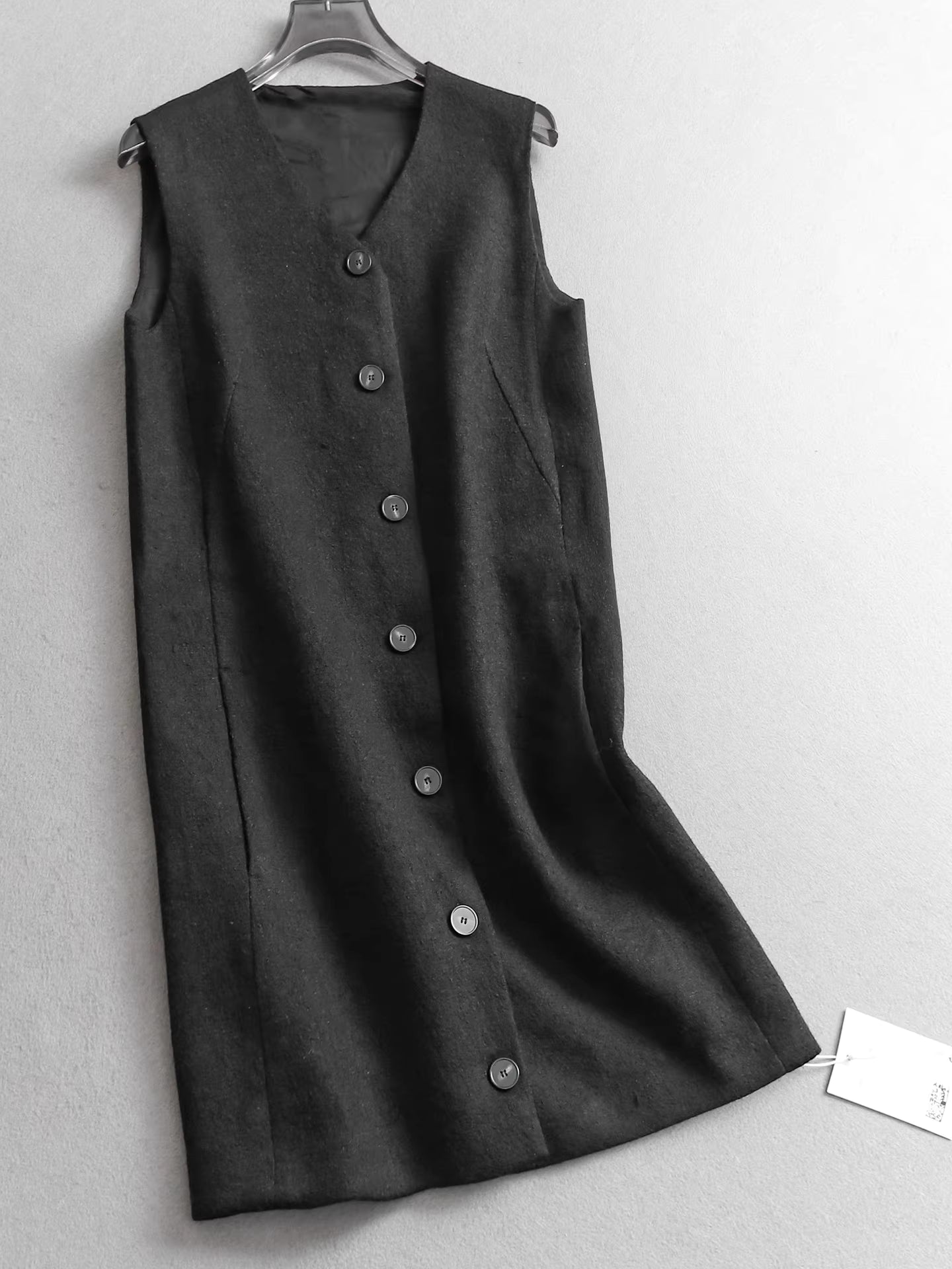 Einfarbiges, strukturiertes, durchbrochenes, locker geschnittenes, ärmelloses Westenkleid mit Rundhalsausschnitt und lockerem Schnitt, kombiniert mit einer Wollweste (Damenkleid 11307)