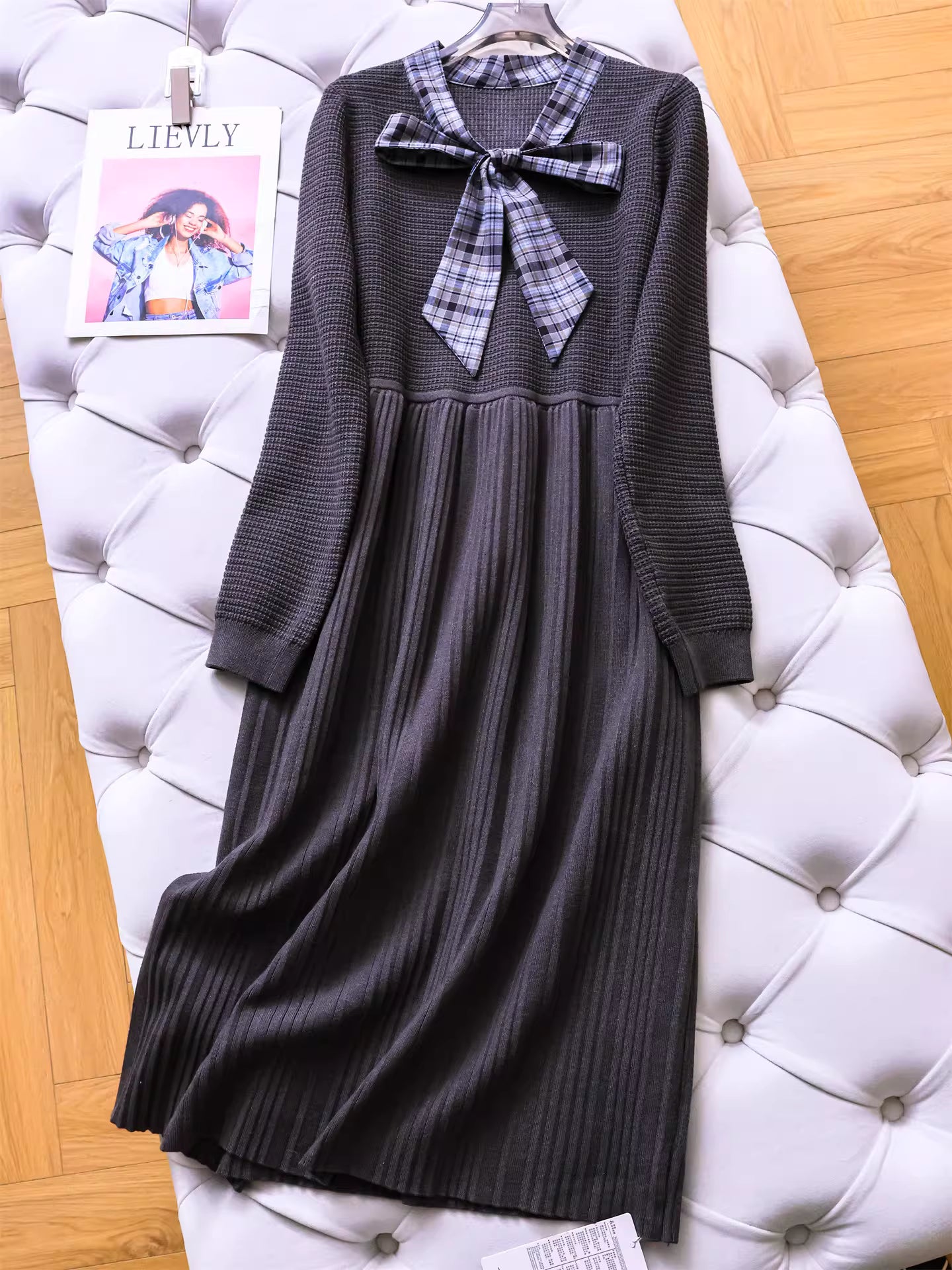 Kariertes, plissiertes Strickkleid mit Schleife, V-Ausschnitt und langen Ärmeln, langes Unterkleid 11317
