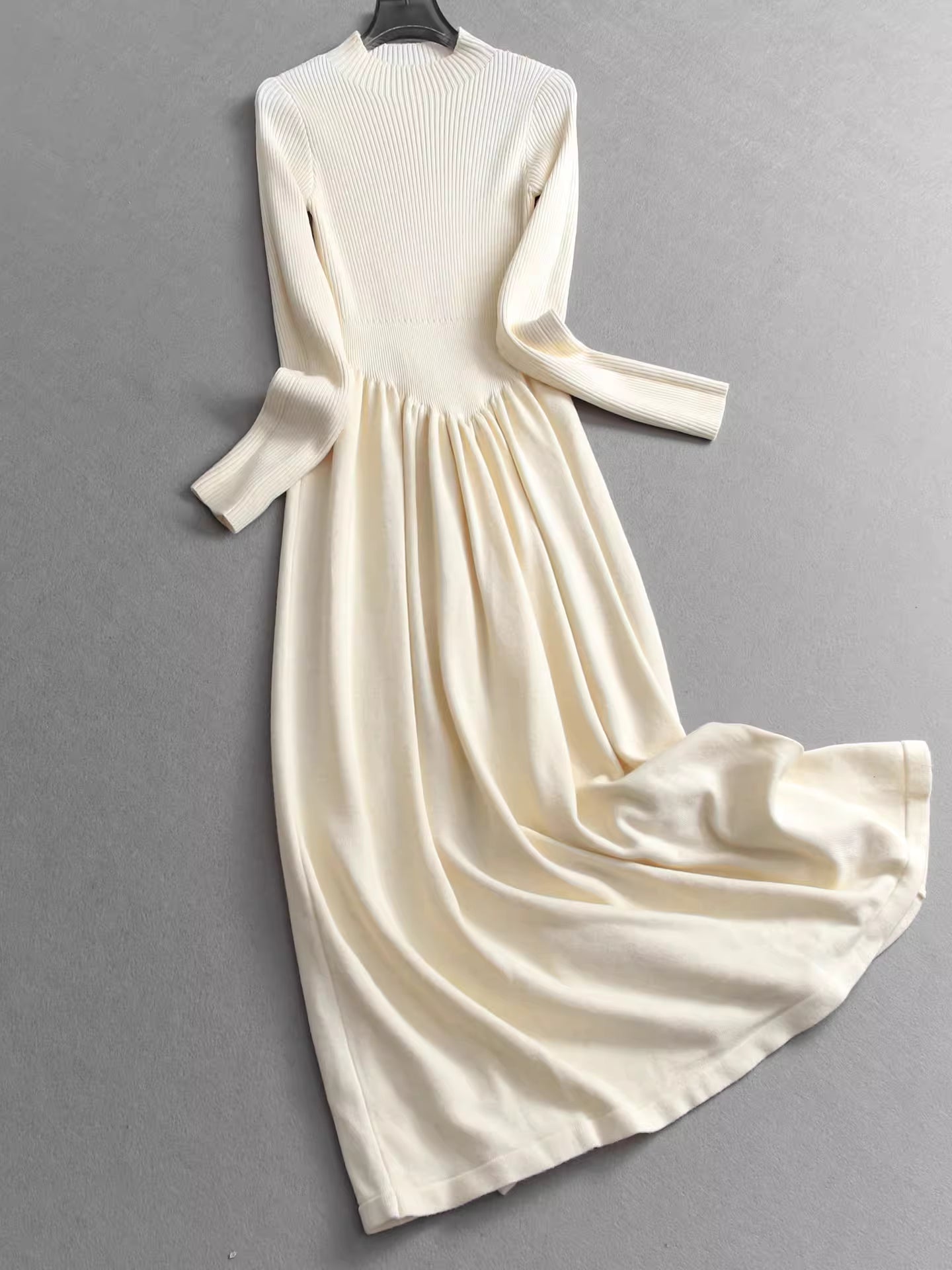 Elegantes und raffiniertes, hochgeschlossenes, figurbetontes Strickkleid mit langen Ärmeln und Stretchanteil, perfekt zum Tragen unter einem Unterkleid 11300