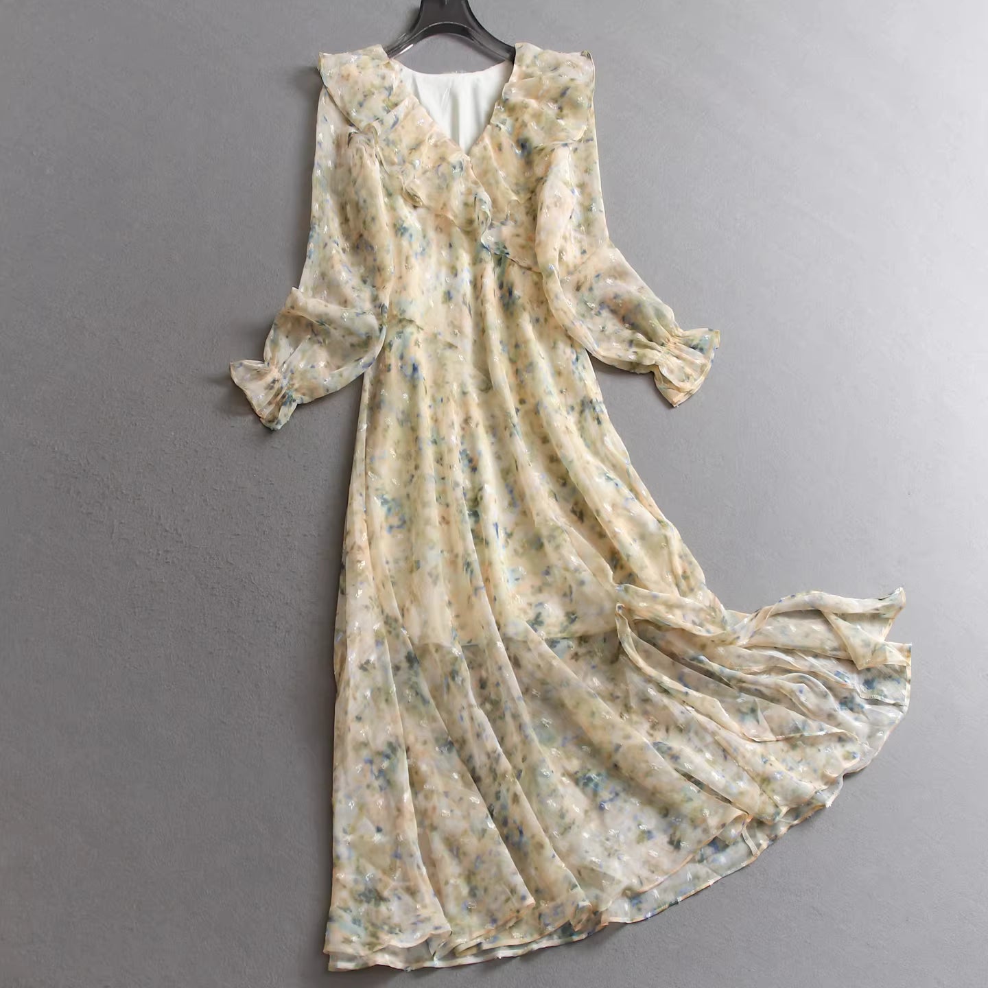Schmal geschnittenes, figurbetontes Damenkleid mit Blumenmuster, V-Ausschnitt, Rüschen vorne und Schlitz – vielseitiges Modell für den Herbst mit langen Ärmeln (Artikelnummer 11334).