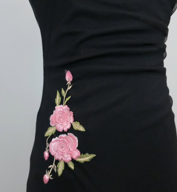 Robe de bal longue/mi-longue en mousseline de soie, noire, vintage, col licou, broderie florale rose, gh4652